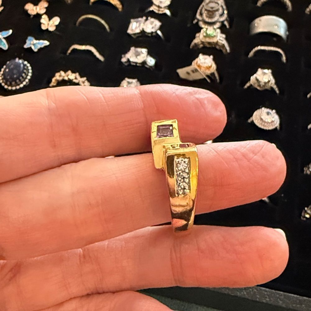SIZE 8 RING - Picture 2 of 9